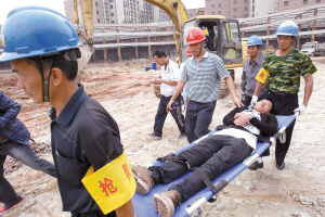 怎么才能拿到20万的工伤赔偿?公司说没钱给工地上也不肯付