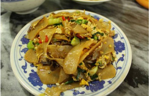 10块钱就炒了满满一锅碱水粑 巧手崽哩子深夜放毒惹人馋