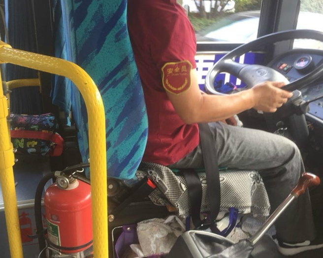 这个公交司机开车安全带竟只系一半?