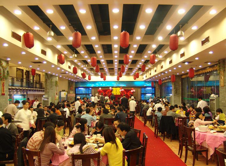 结个婚也是累:同事结婚办喜酒要在三个地方 社友:揽红包