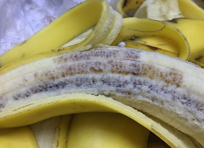 世贸买的香蕉竟有脚丫子味道,吃完三根后其他全坏