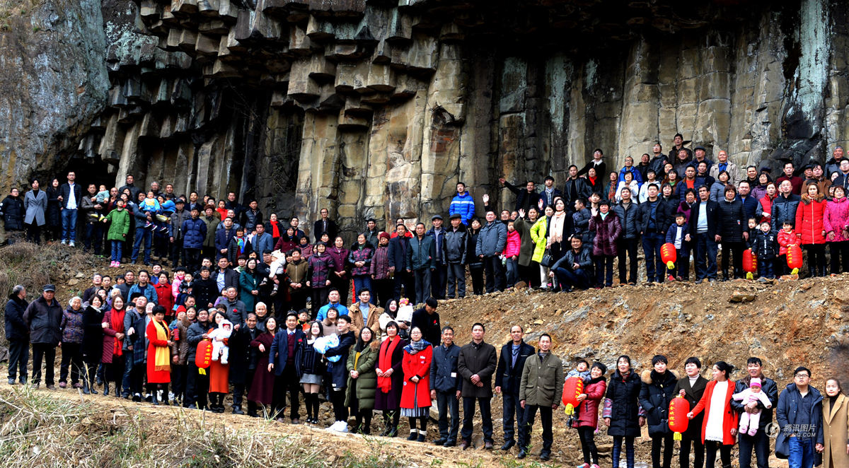 500人全家福!一家六代后裔合影,这可能人数最多的全家福